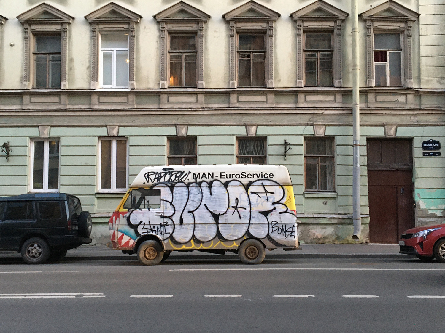 грузовичок с граффити