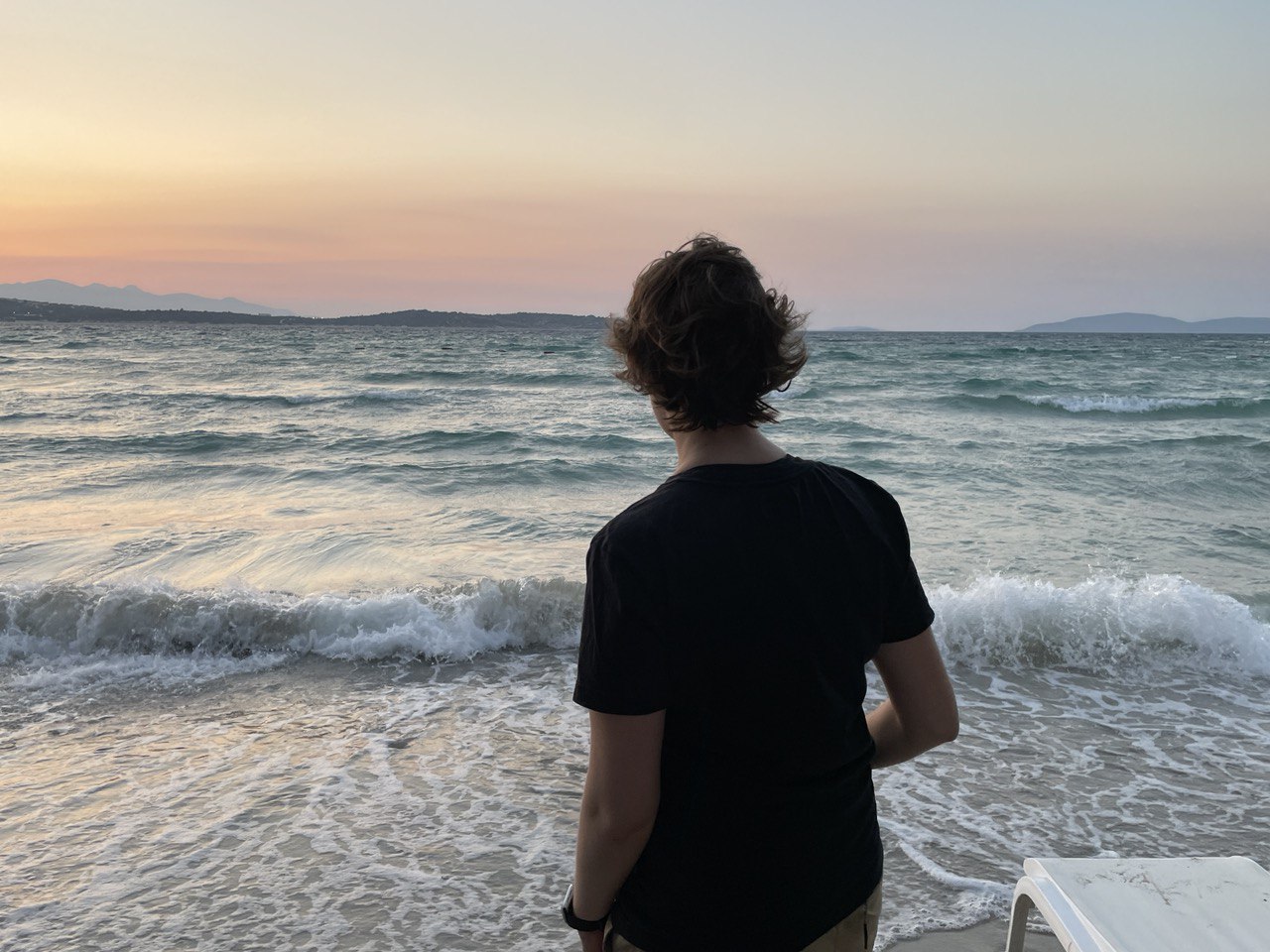 я со спины на фоне Эгейского моря на закате